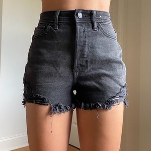 HOLLISTER Black Curvy Ultra High-Rise Mom Short 3” 🖤
Size 0/24